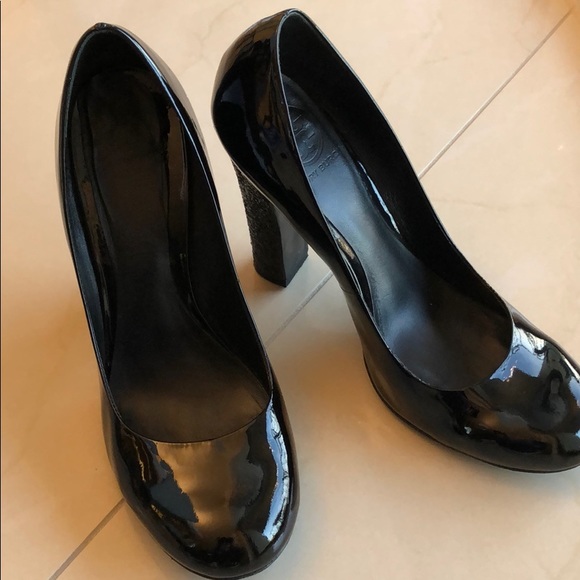 Tory Burch Black Patent Pumps size 9 - Picture 3 of 8
